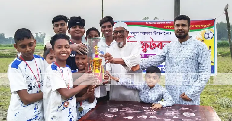 প্রীতি ফুটবল ম্যাচের পুরস্কার বিতরণী